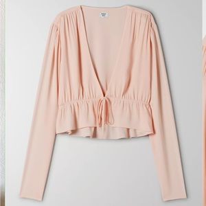 Sunday Best - Aritzia
CROPPED TIE-FRONT BLOUSE (actual color - lilac cloud)